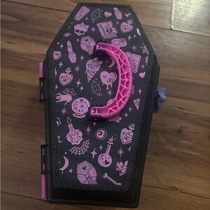 Monster high traveling case